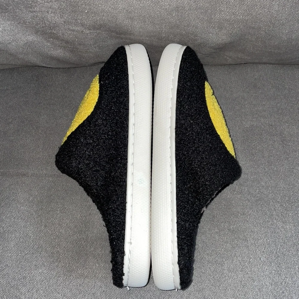 NWOT Women’s Black Smiley Face Slippers size 7 - 7.5 - Picture 3 of 4
